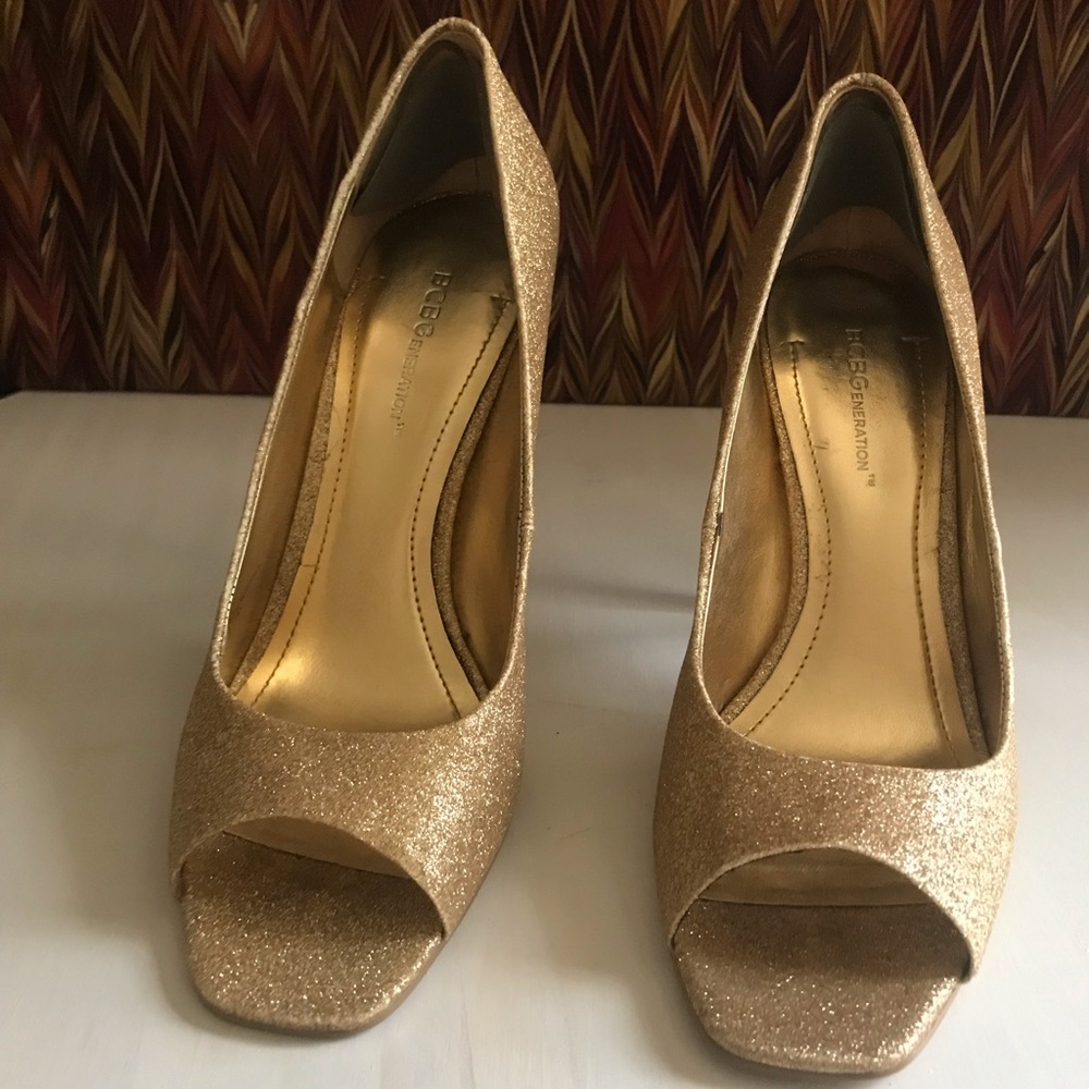 Open-toed pumps